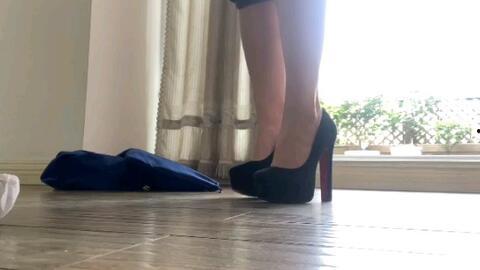 模特防水台高跟鞋丝袜,模特演绎防水台高跟鞋与丝袜的完美融合